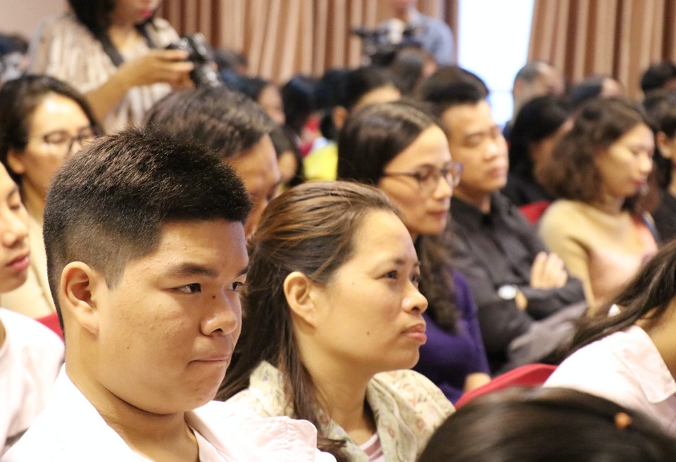 “Bí kíp” để phụ huynh đồng hành cùng con chinh phục thành công vào kỳ thi lớp 10 - 1 Đông đảo phụ huynh lắng nghe tư vấn về cách đồng hành cùng con chinh phục kỳ thi lớp 10 thành công.