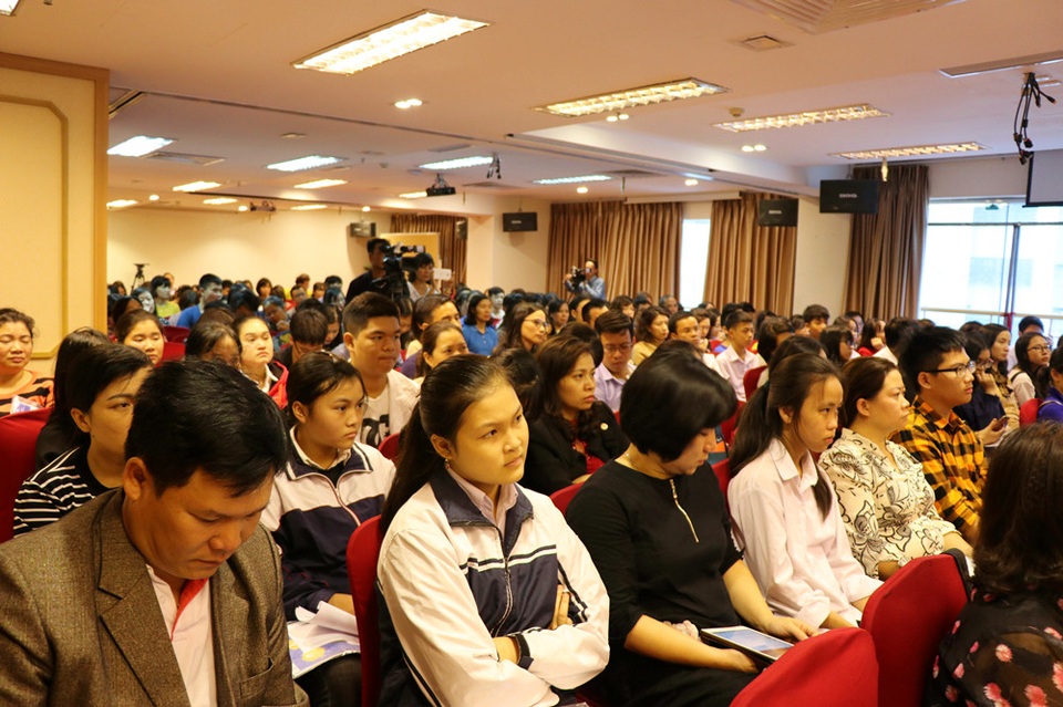 “Bí kíp” để phụ huynh đồng hành cùng con chinh phục thành công vào kỳ thi lớp 10 - 3 Phụ huynh được giao lưu với các giáo viên và cùng chia sẻ với nhau về phương pháp hỗ trợ con, cách quan tâm, chăm sóc, giảm áp lực cho con trong quá trình ôn thi của con.