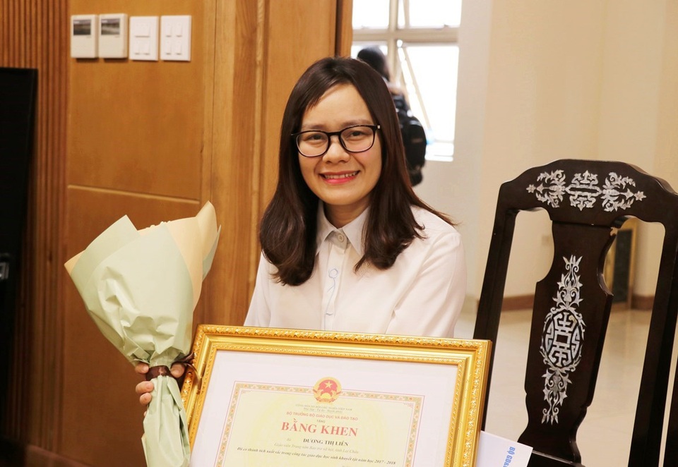 “Đàn con đặc biệt” của cô giáo Hà thành ở miền sơn cước - 1
Cô giáo Dương Liên xuống thủ đô nhận Bằng khen của Bộ trưởng Bộ GD&ĐT vì có thành tích xuất sắc trong giáo dục trẻ khuyết tật năm học 2017-2018. (Ảnh: Lệ Thu)