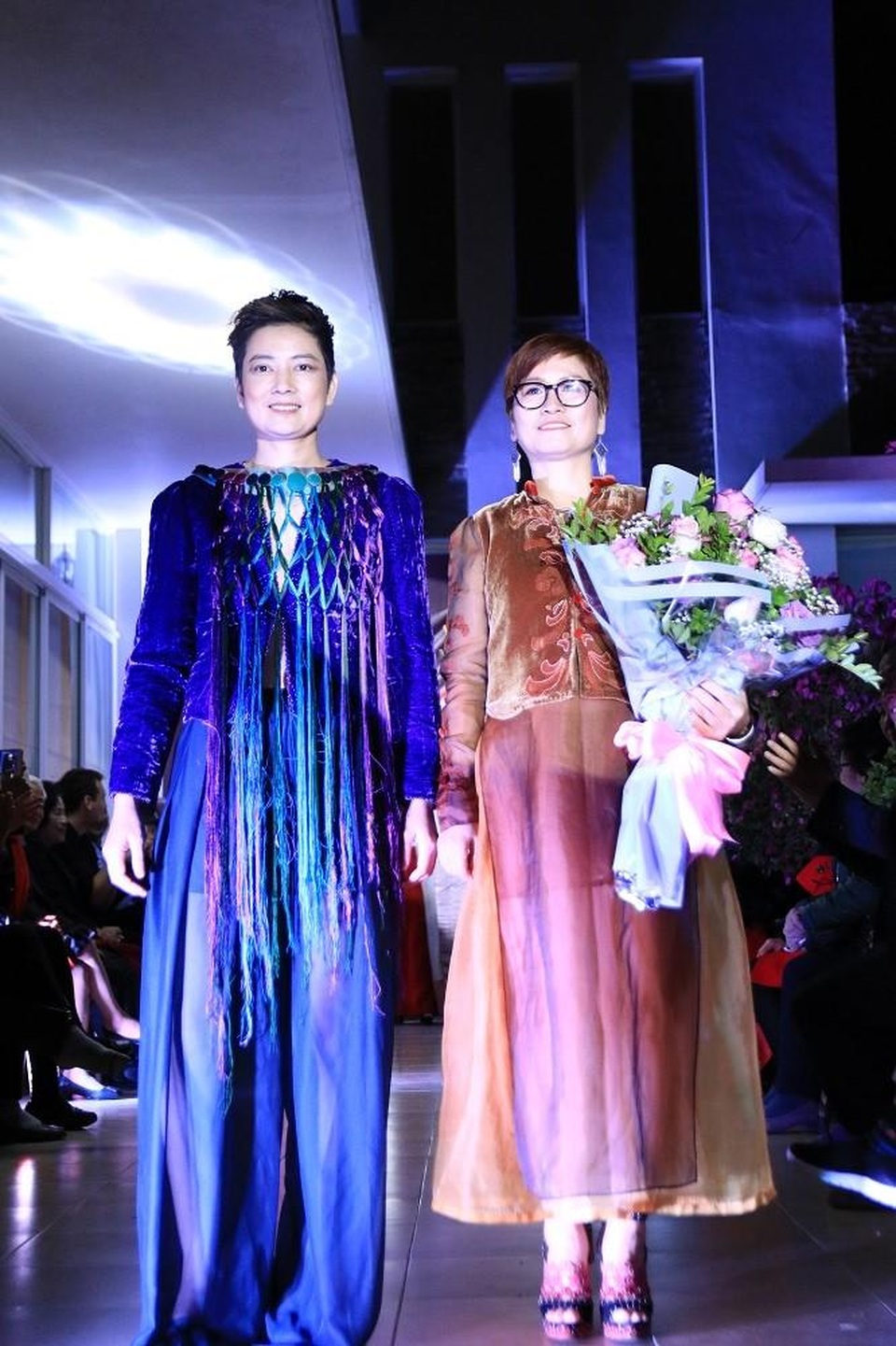 Ra mắt CLB Thời trang và Toán học trong vườn ươm tài năng của GS Ngô Bảo Châu - 2
NTK Xuân Thu (bên phải) cùng người mẫu đại diện của bộ sưu tập mới.