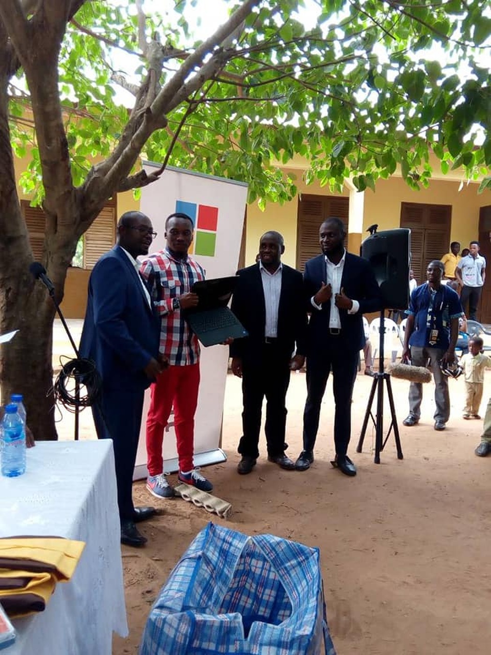 Thầy giáo châu Phi "nổi như cồn" vì dạy tin học mà không sử dụng máy tính - 2 Richard Appiah Akoto đã nhận được chiếc laptop mới từ Microsoft (Ảnh: Facebook Owura Kwadwo Hottish).