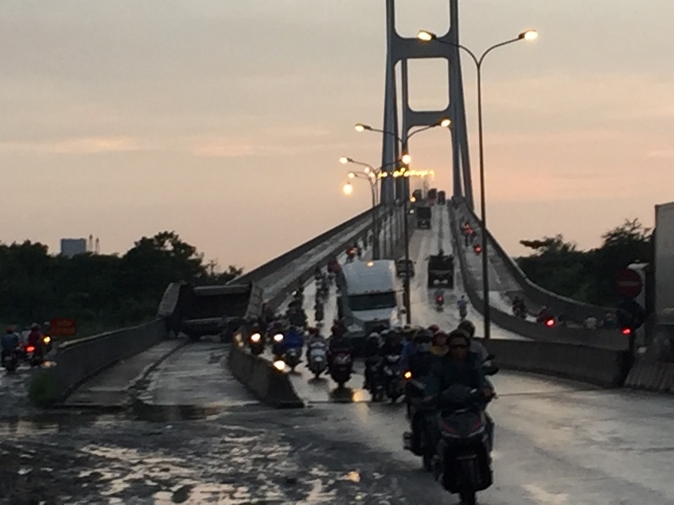 
Độ dốc cầu Phú Mỹ tương đối lớn.
