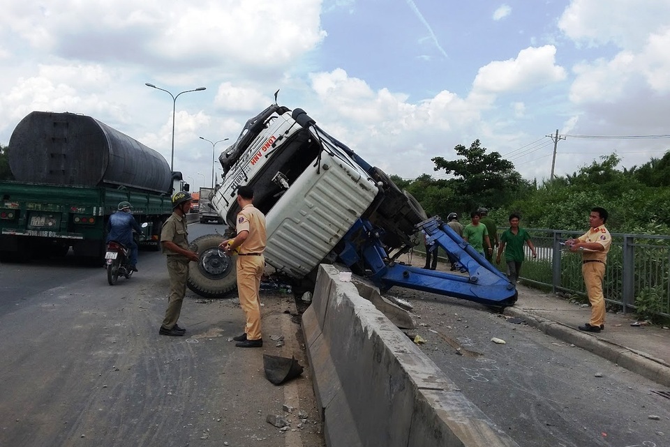 Hàng loạt vụ tai nạn trên cầu Phú Mỹ: Lỗi đều do tài xế? - 5 Theo công an quận 2, nguyên nhân hầu hết các vụ tai nạn xảy ra trên cầu Phú Mỹ được xác định lỗi do tài xế.