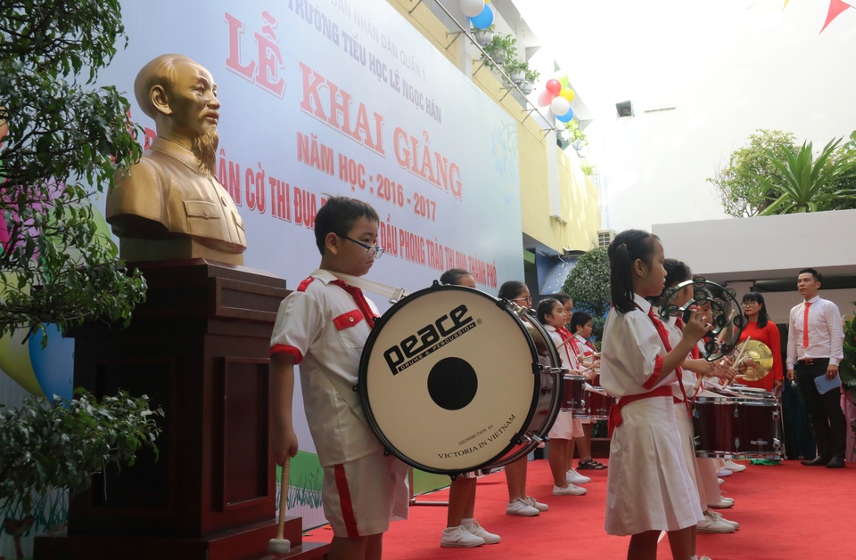 Thầy cô và các em học sinh trong nghi thức chào cờ, hát Quốc ca trong lễ khai giảng năm học mới.