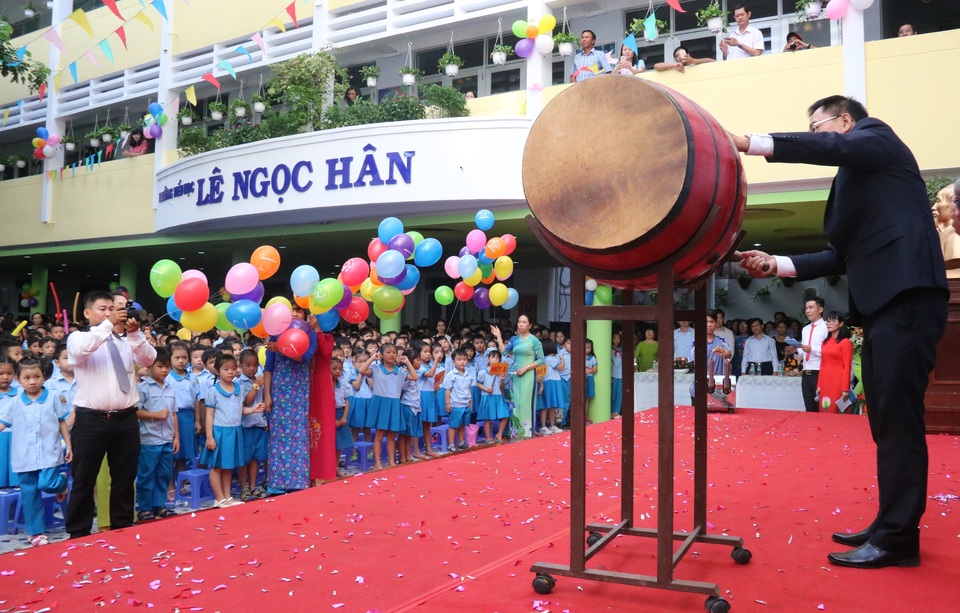 Hiệu trưởng trường Tiểu học Lê Ngọc Hân, quận 1, TPHCM đánh trống khai giảng năm học mới.