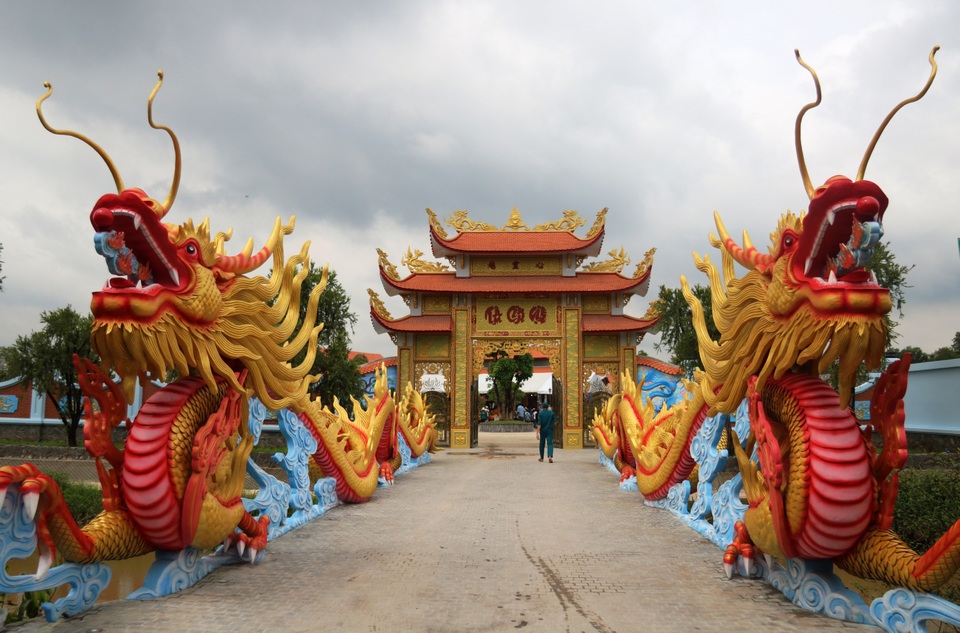 Ngay từ cổng vào, cặp rồng đầy màu sắc rực rỡ vắt ngang con rạch dẫn đến cổng Đền được xây dựng khá đồ sộ.