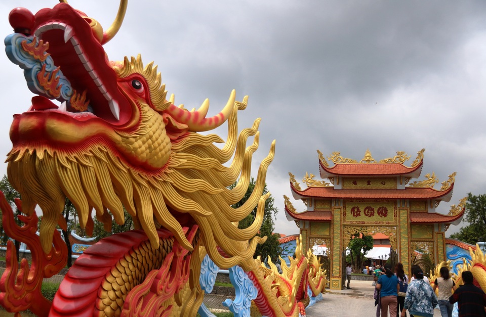 Dù là ngày đầu tuần, nhưng từ sáng sớm đã có rất đông người dân khắp nơi đổ về viếng Đền thờ Tổ của danh hài Hoài Linh.