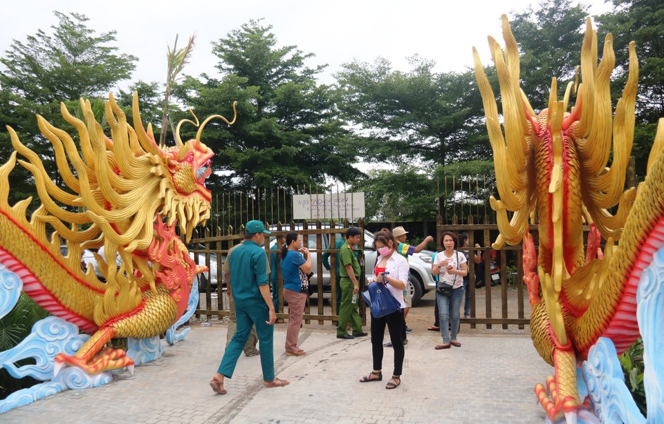 Đền thờ Tổ của danh hài Hoài Linh tấp nập ngày mở cửa - 2