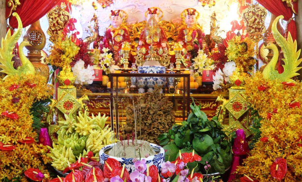 Điện thờ được trang hoàng lộng lẫy...