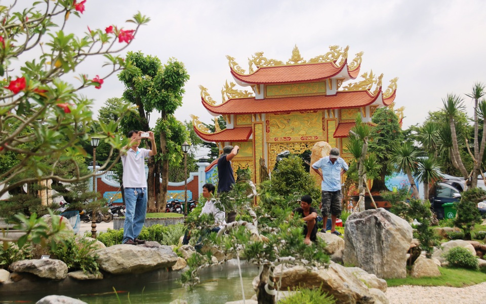 Nhiều tiểu cảnh được bày trí công phú.