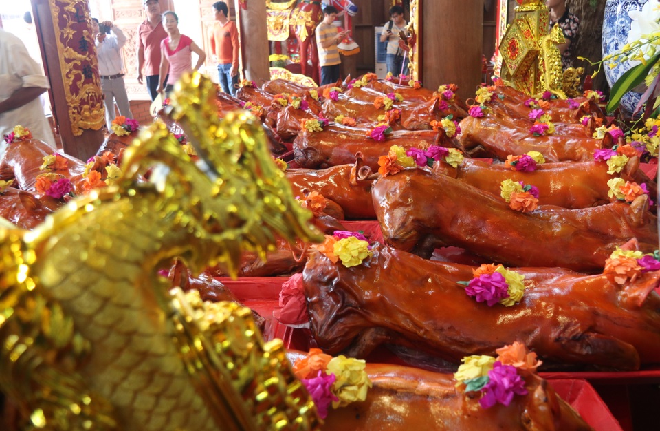 Lễ vật được sắp đặt chuẩn bị cho Lễ Giỗ Tổ ngành Sân khấu.