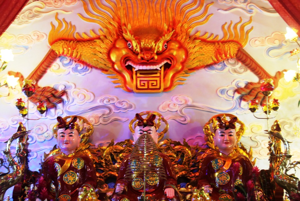 Điện thờ chính được thiết kế, trang hoàng hoành tráng.