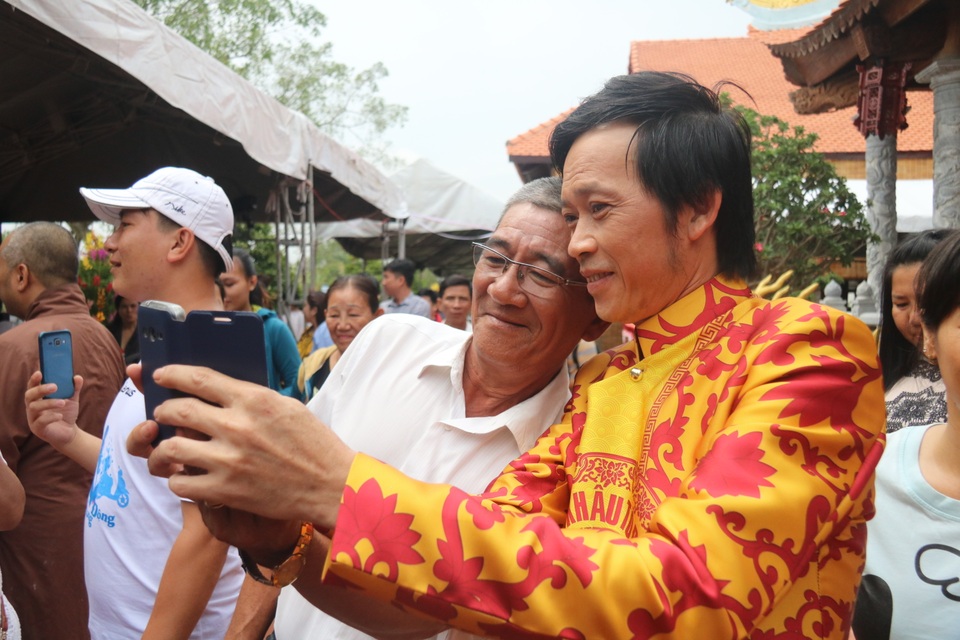 Đền thờ Tổ của danh hài Hoài Linh tấp nập ngày mở cửa - 14