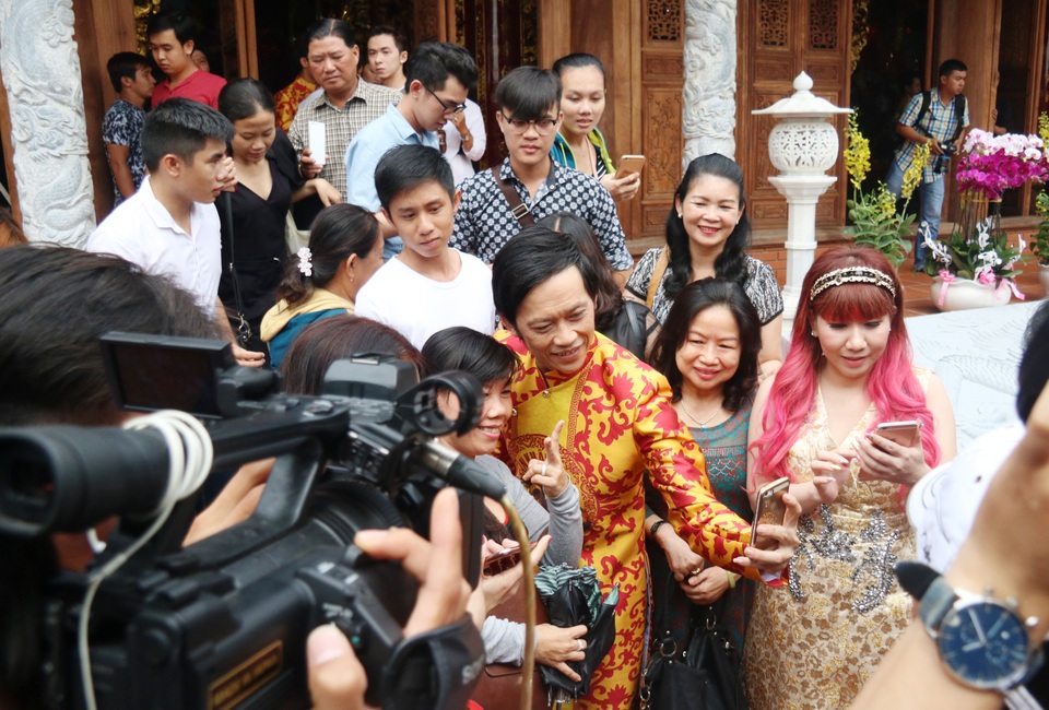 Rất đông khán giả, người dân khắp nơi đến viếng Đền thờ Tổ và chụp ảnh cùng danh hài Hoài Linh.