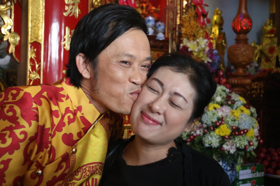 Diễn viên Thanh Thuỷ được người đồng nghiệp tặng nụ hôn thay cho lời cám ơn sự có mặt chúc mừng công trình tâm niệm của Hoài Linh hoàn thành.