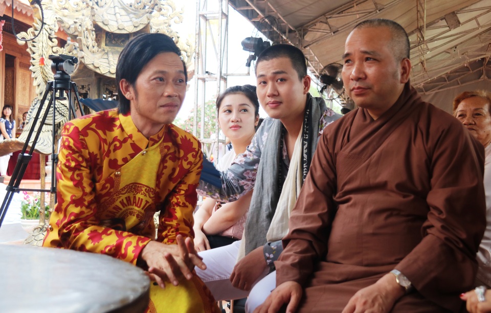 Danh hài Hoài Linh hạnh phúc khi được đón tiếp vị Sư trụ trì chùa Một Cột (Hà Nội) đến thăm Đền thờ Tổ đúng dịp Giỗ Tổ.