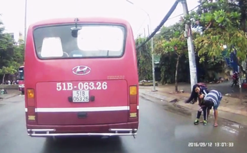 Hình ảnh được cắt từ clip cho rằng nữ sinh cấp 2 bị 1 thanh niên sàm sỡ, có hành động khiếm nhã giữa đường, khiến dư luận bất bình.