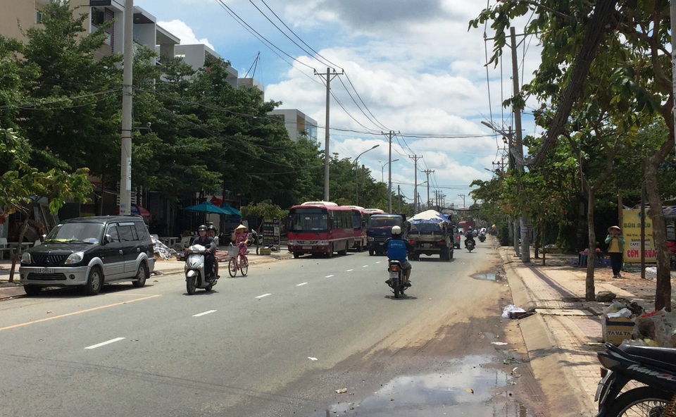 
Tuyến đường nơi xảy ra nghi án nữ sinh bị sàm sỡ. Khu vực này ngay trường THPT Hiệp Bình, có rất đông hàng quán và bến xe buýt chạy tuyến số 57.
