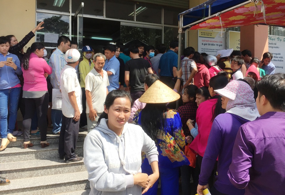 Hàng nghìn người vây kín Bưu điện để... đổi Giấy phép lái xe - 2