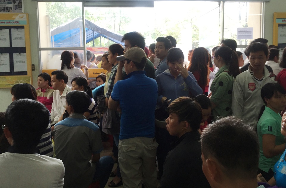 Tình trạng quá tải khi có rất đông người dân lo sợ bằng lái giấy hết hạn và bị phạt khi không đổi sang bằng PET.