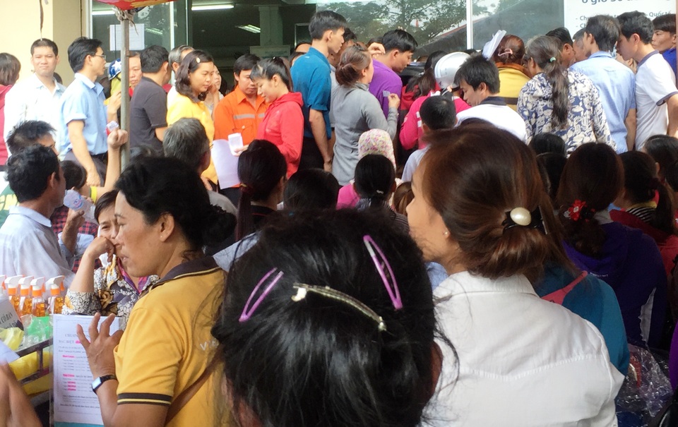 Giám đốc Bưu điện TTTX Dĩ An khuyến cáo người dân nên sắp xếp đến đổi GPLX trong thời gian khác vì thời gian còn khá dài, đến tận cuối năm 2020 đối với GPLX môtô loại không thời hạn.