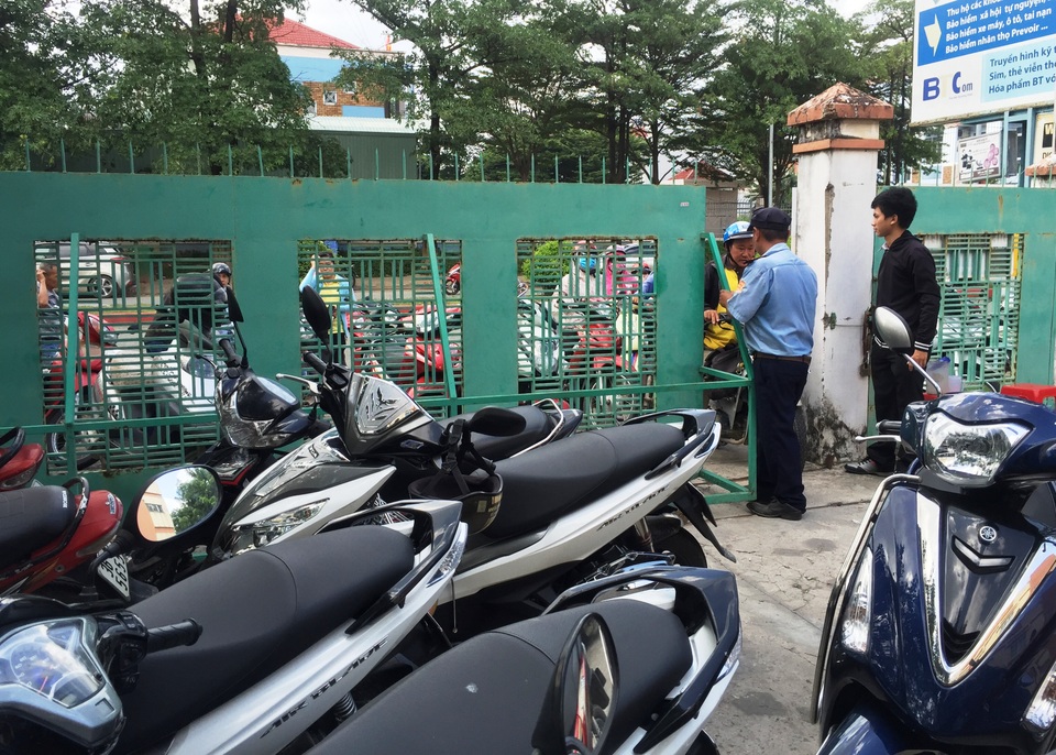 Bảo vệ Bưu điện phải tạm đóng cửa không tiếp nhận người dân đến đổi GPLX dù mới chỉ bước sang giờ làm việc đầu giờ chiều 14/9.