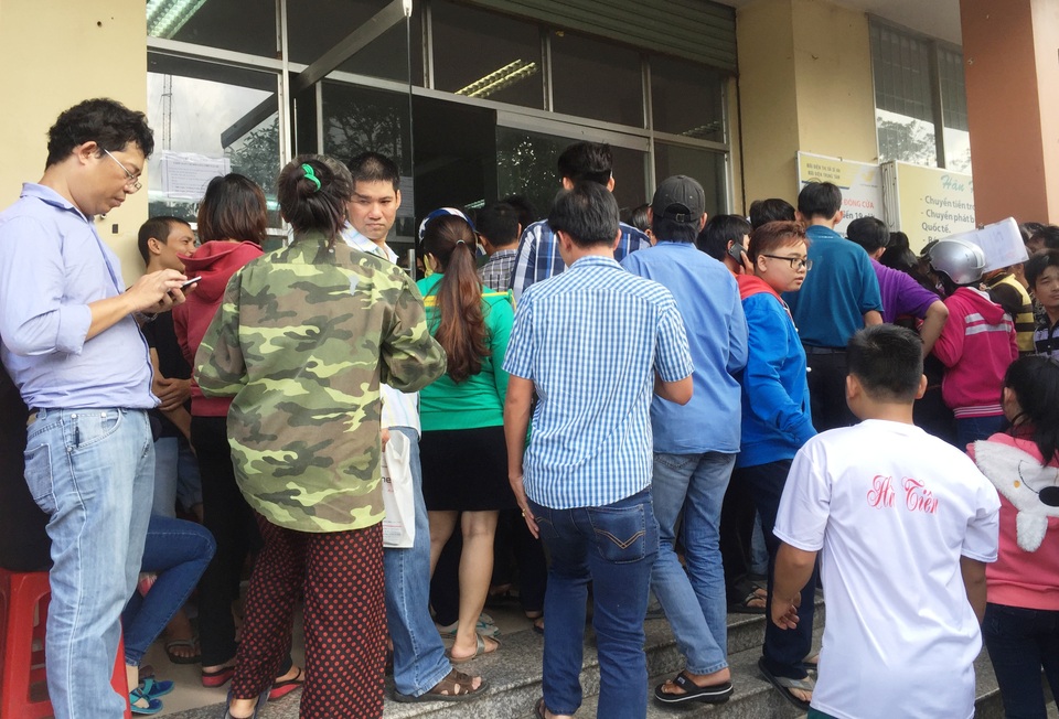 Hàng nghìn người chen chút từ ngoài sân...