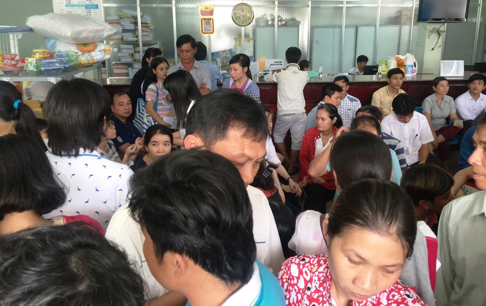 ...đến bên trong Bưu điện TTTX Dĩ An để chờ làm thủ tục đổi GPLX.