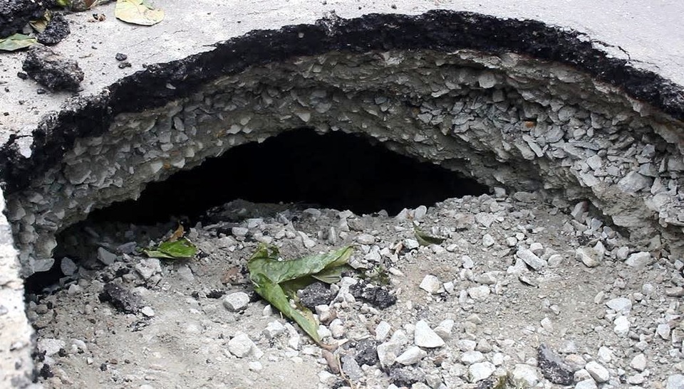 Sẽ đào đường tìm nguyên nhân gây “hố tử thần” - 1 Hố tử thần xuất hiện gần trường ĐHNH, trên đường Hoàng Diệu 2, quận Thủ Đức, TPHCM. Tại vị trí này, cũng từng xuất hiện hố sâu nhưng sau thời gian tái lập thì lại...tái diễn.