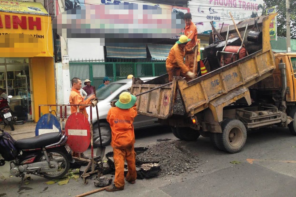 Sẽ đào đường tìm nguyên nhân gây “hố tử thần” - 2 Các đơn vị liên quan tạm thời tái lập mặt đường để bảo đảm ATGT. Tuy nhiên theo đại diện Đội TTGT số 5, những ngày tới, các đơn vị liên quan sẽ khai quật để tìm nguyên nhân và khắc phục triệt để.