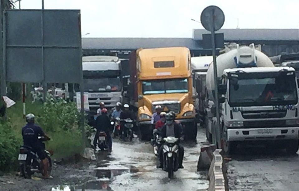 Nhiều người đi xe 2 bánh, nhất là phụ nữ, người lớn tuổi một phen khốn đốn, chao đảo tay lái suýt xảy ra tai nạn khi bị xe tải “chèn ép”, giành đường