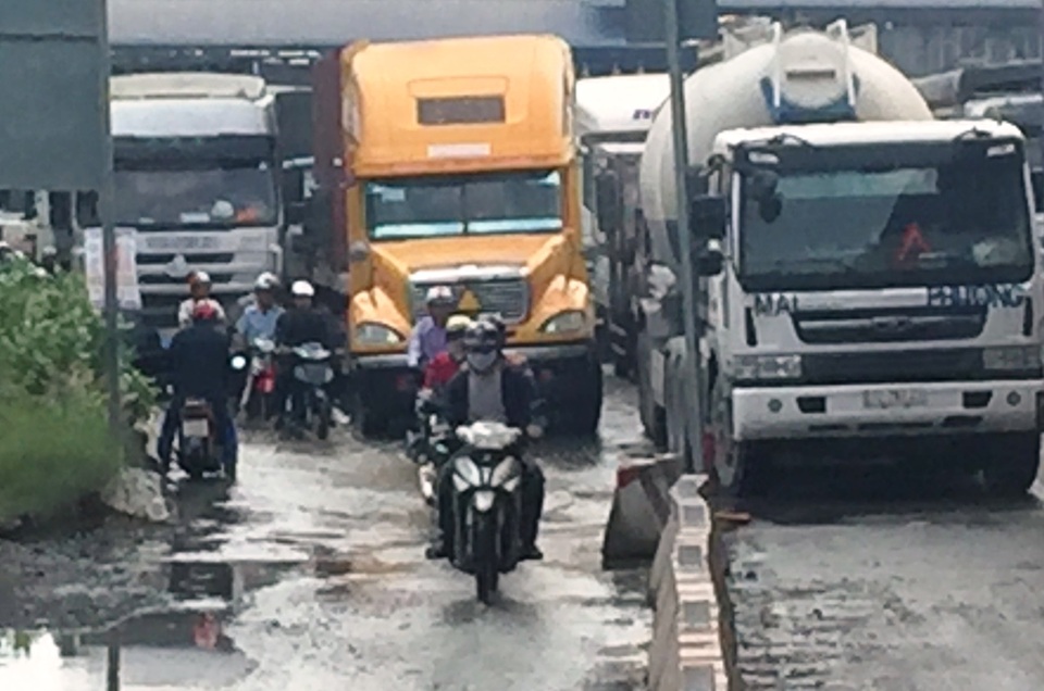 Thót tim cảnh xe tải, xe container “chèn ép” xe máy để thoát ùn tắc - 3