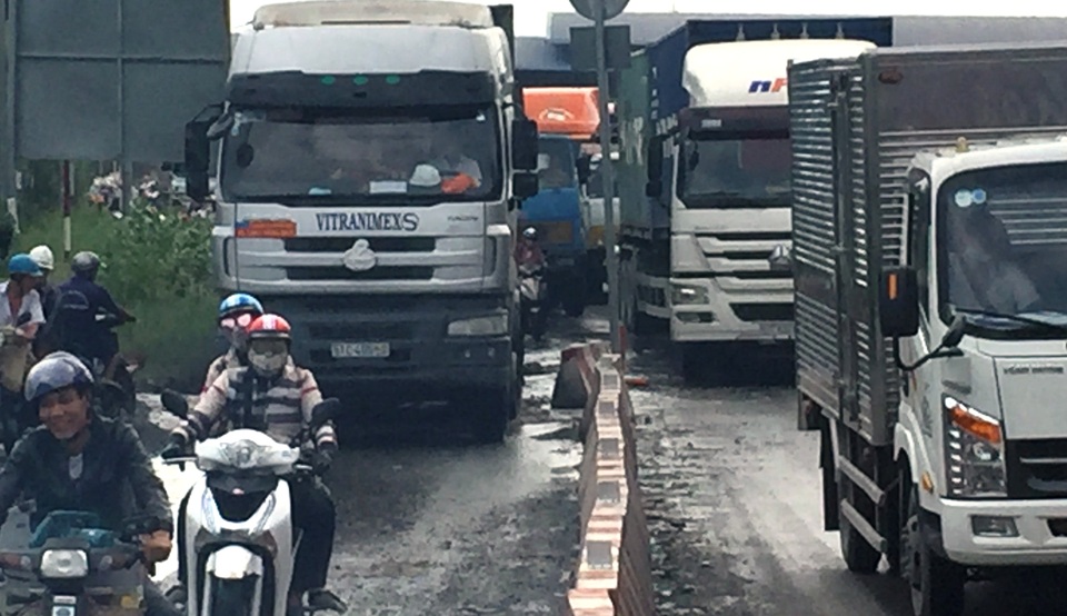 Người đi xe máy vô cùng khốn đốn khi lưu thông trên đường VĐPĐ.