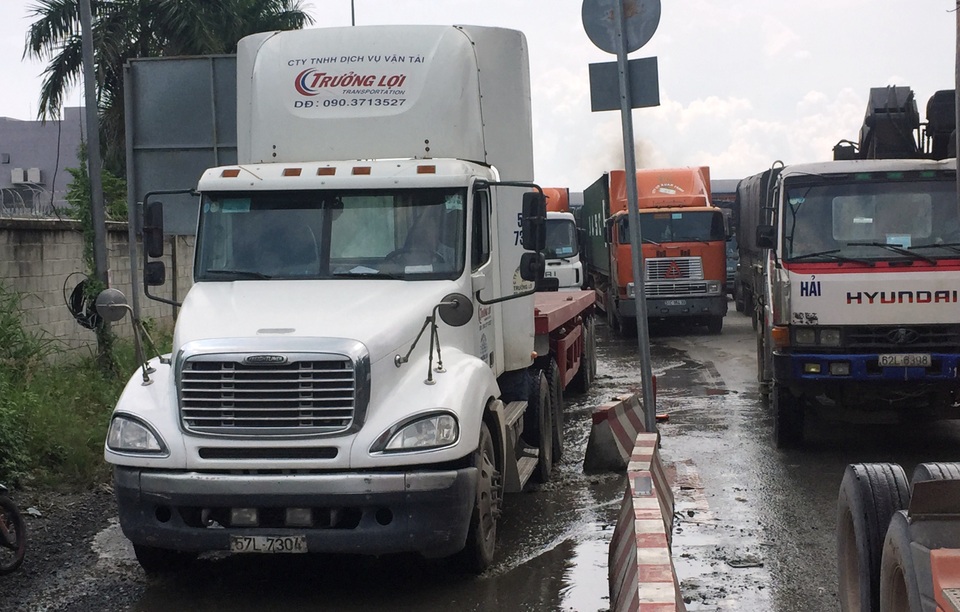 Xe tải, đầu kéo container...bất chấp luật lệ đã chạy vào làn đường xe máy vốn rất nhỏ hẹp.