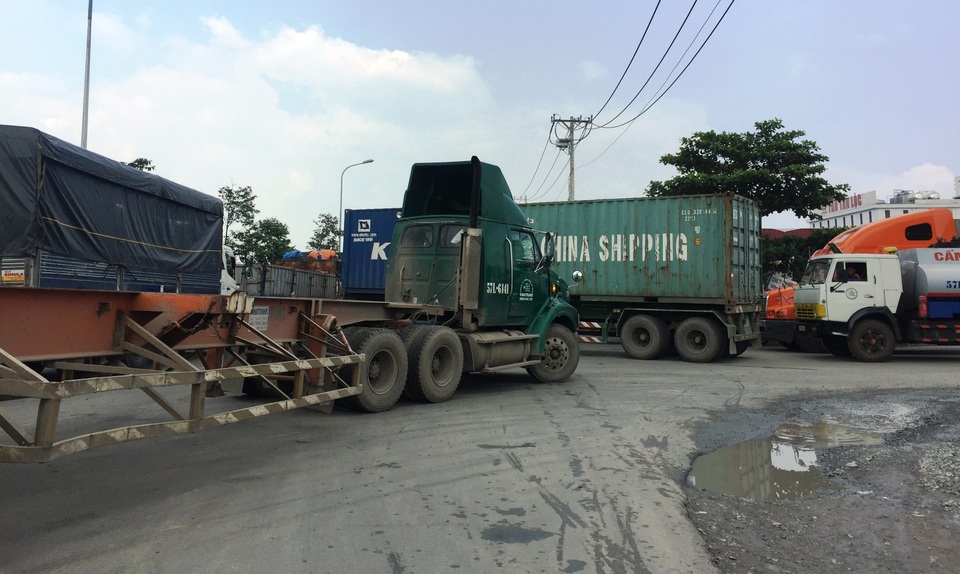 Nhiều xe tải, container bất ngờ cúp ngang dong xe máy để cho xe rẽ vào các bãi ven đường.