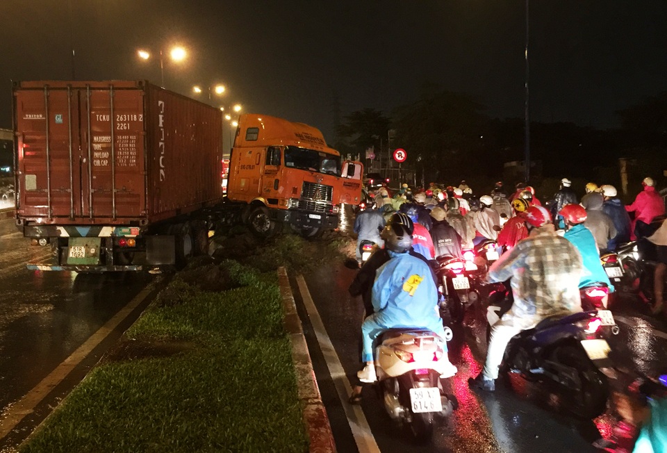 Hàng chục người dân đã kịp thời né tránh và may mắn đã không có thương vong.