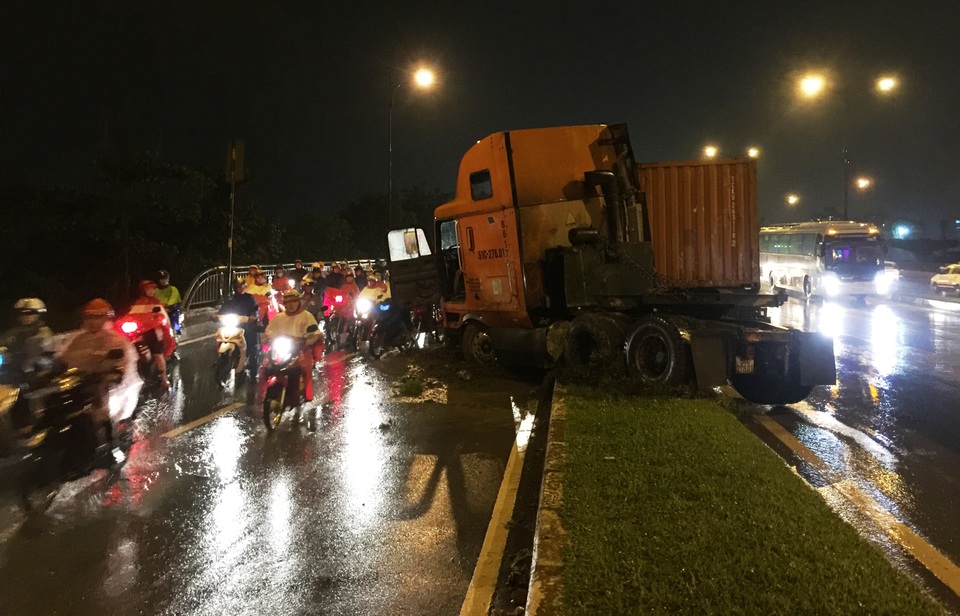 Phần đầu xe container quay về hướng ngược lại, vắt ngang ở làn đường xe máy...
