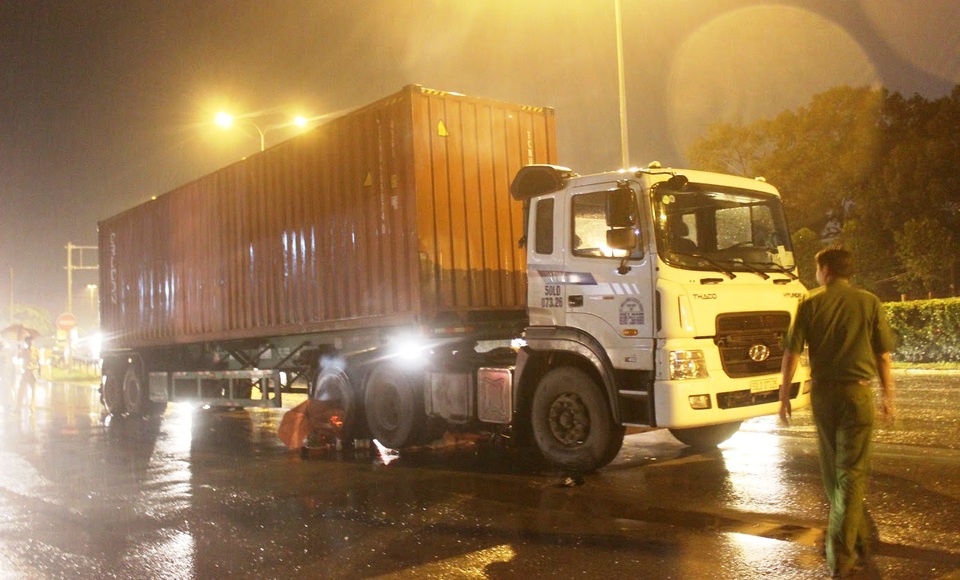 
Hiện trường vụ tai nạn trên QL1 làm cháu Hoàng tử vong tại chỗ.
