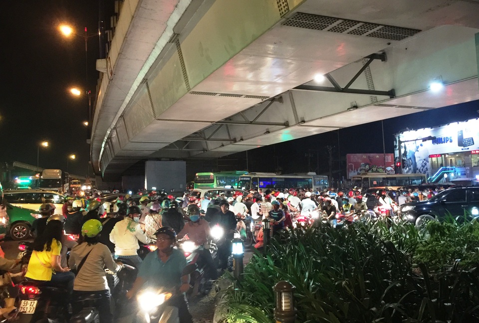 Người tham gia giao thông tranh giành, không ai nhường ai để cố thoát kẹt xe càng làm tình trạng ùn ứ thêm tồi tệ.