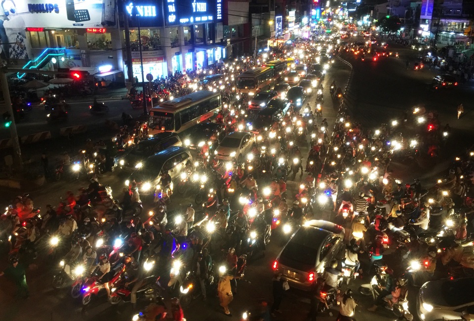 Hàng nghìn phương tiện xếp hàng dài trên đường Lê Văn Việt, quận 9...