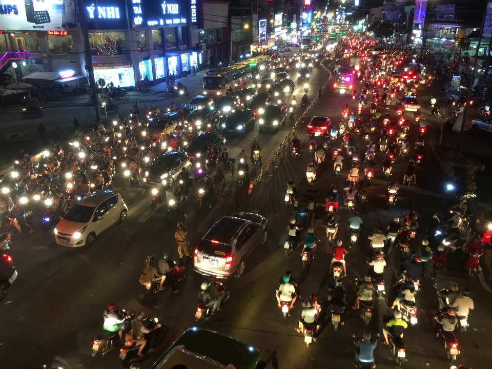 Hàng chục CSGT được huy động để điều tiết, giải tỏa giao thông tại ngã tư Thủ Đức, TPHCM tối 1/10.