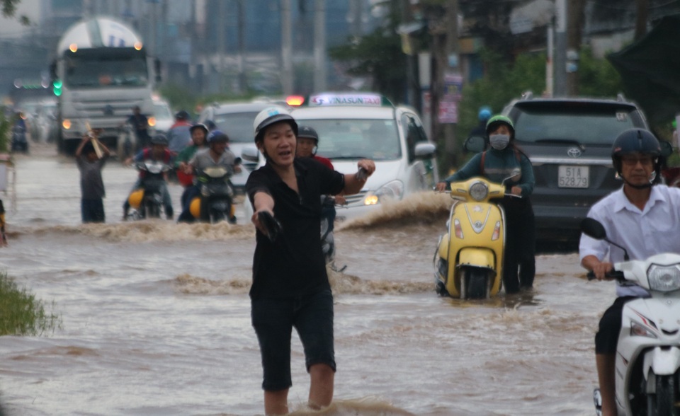 
Ngày làm việc đầu tuần, người dân ở TPHCM phải trải qua 2 lần ngập nước, kẹt xe.

