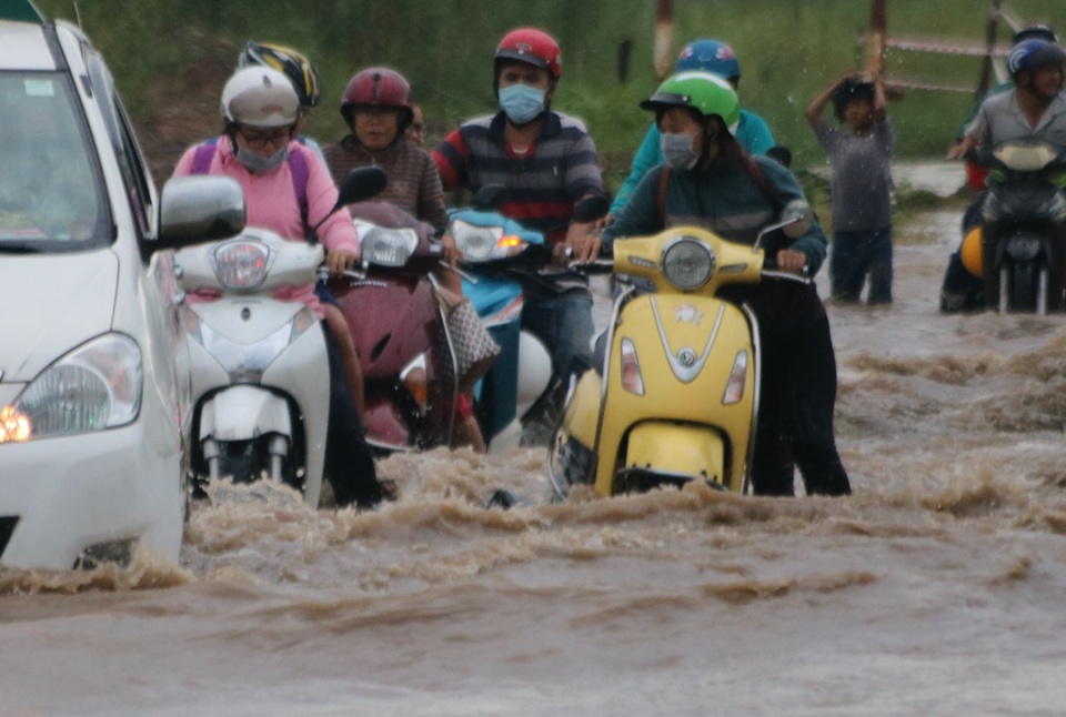 Người dân Sài Gòn lại khốn đốn vì ngập nước, kẹt xe - 6