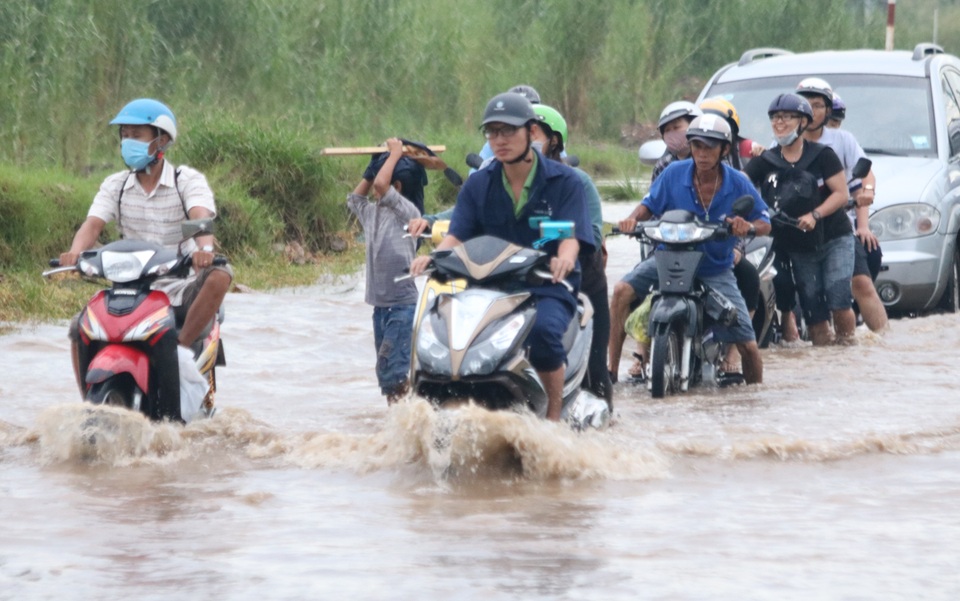 Đường Lương Định Của (quận 2) ngập sâu hơn nửa bánh xe sau cơn mưa chiều 3/10.