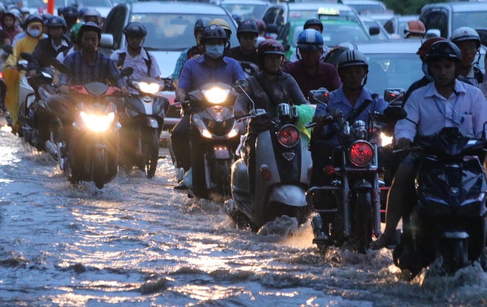 
Nhiều tuyến đường ở TPHCM đến 19h ngày 3/10 vẫn còn chìm trong biển nước, người dân khốn đốn tìm đường về nhà.
