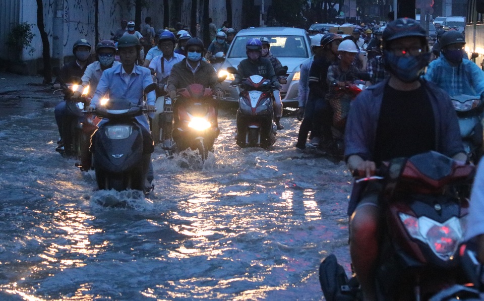 Đến hơn 19h, nhều người vẫn chưa thể trở về nhà.