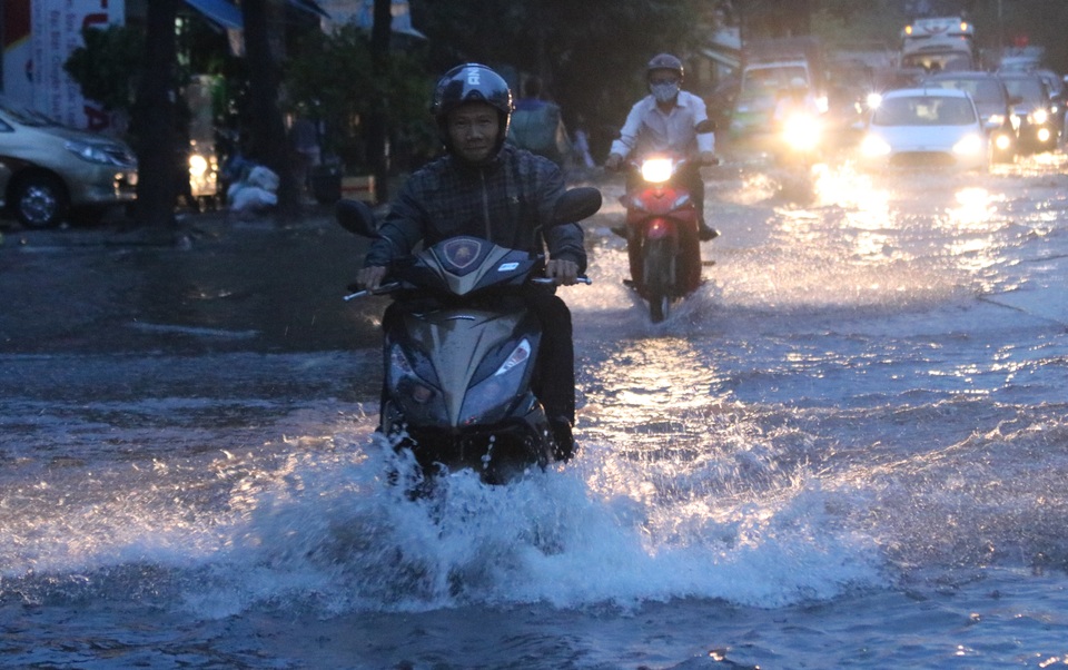 Người dân Sài Gòn lại khốn đốn vì ngập nước, kẹt xe - 7
