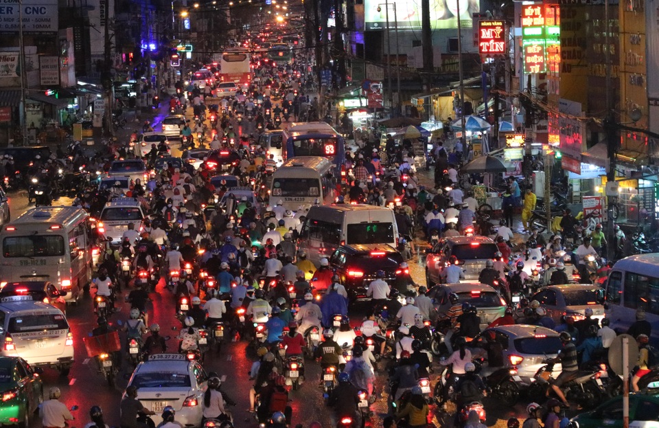 
Đường Xô Viết Nghệ Tĩnh kẹt cứng phương tiện kéo dài từ nút giao thông Hàng Xanh đến gần bến xe Miền Đông.
