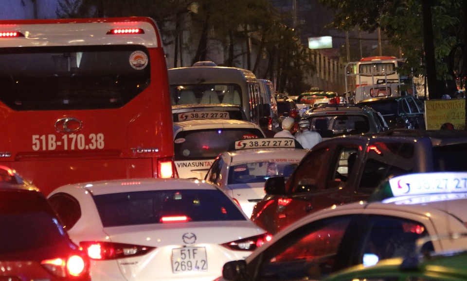 Ùn ứ giao thông trên nhiều tuyến đường chiều 3/10.