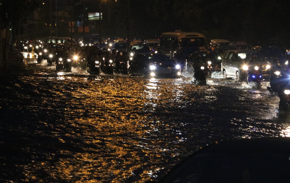 Biển nước trên đường Nguyễn Hữu Cảnh.